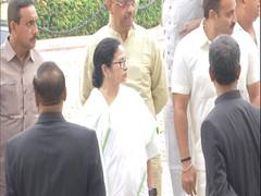 
      
      CM Mamata Banerjee attends tea party hosted by WB Governor
      
      