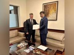 
      
      Ukraine's designated Ambassador presents Credential letters copy 
      
      