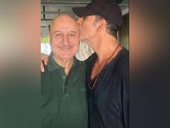 
      
      Akshay Kumar plants a kiss on Anupam Kher's forehead
      
      