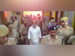 
      
      Rajinikanth offers prayers at Hanuman Garhi Temple in Ayodhya
      
      