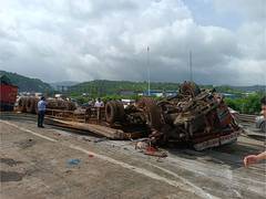 
      
      2 killed, 4 hurt as container overturns on Mumbai-Pune Expressway
      
      