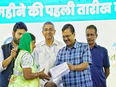 
      
      Delhi CM Kejriwal gives certificates to 317 employees 
      
      