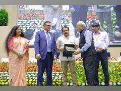 
      
      Swadesh Conclave Felicitated Real and Reel Influencers
      
      