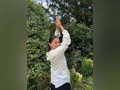 
      
      “So grateful”: Alia as she receives Best Actress National award
      
      