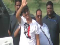 
      
      Akshay greets fans as he arrives in Sitapur to shoot for his next
      
      