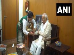 
      
      Mohan Bhagwat celebrates Raksha Bandhan at RSS HQ
      
      