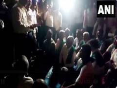 
      
      Karnataka's farmers continue their protest over Cauvery water re
      
      