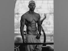 
      
      Hrithik Roshan flaunts his ripped abs in new shirtless pic
      
      