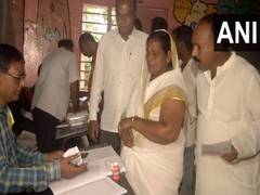 
      
      Jharkhand: JMM candidate from Dumri casts her vote
      
      