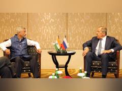 
      
      Jaishankar, Russian counterpart Lavrov discuss EAS, G20
      
      