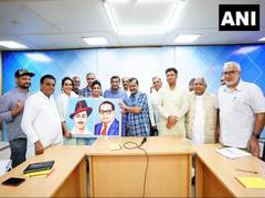 
      
      Delhi CM meets AAP leaders at residence to devise strategy 
      
      