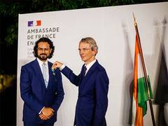
      
      Rahul Mishra conferred Chevalier dans l’Ordre des Arts et des
      
      