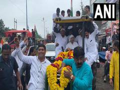 
      
      Congress leaders, farmers take out tractor rally in Indore
      
      