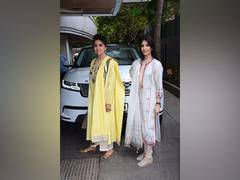 
      
      Neetu Kapoor sings 'Aap Jaisa Koi' with Riddhima
      
      