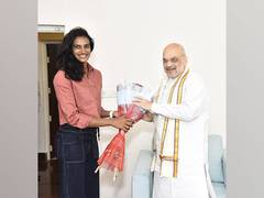 
      
      Star shuttler PV Sindhu meets Amit Shah in Hyderabad
      
      
