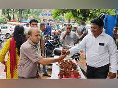 
      
      BJP workers distribute free tea on PM Modi's b'day
      
      