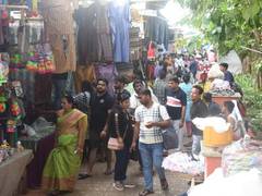 
      
      People rush to make last-minute purchases in Panaji 
      
      