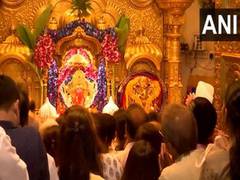 
      
      ‘Aarti’ performed at Mumbai’s Siddhivinayak Temple
      
      