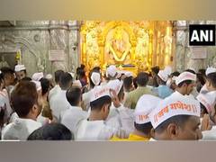 
      
      Special aarti performed at Shreemant Dagdusheth Halwai Ganpati Mandir
      
      
