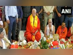 
      
      RSS chief Mohan Bhagwat offers prayers in Pune
      
      