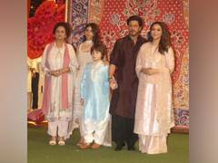 
      
      SRK makes grand entry at Ambanis Ganesh Chaturthi celebrations
      
      