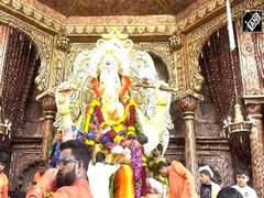 
      
      Ganesh Chaturthi: Devotees offer prayers at Lalbaugcha Raja 
      
      
