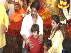 
      
      SRK offers prayers at Lalbaugcha Raja in Mumbai with son AbRam
      
      