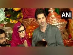 
      
      Sunny Leone, Daniel Weber offer prayers at Lalbaugcha Raja
      
      