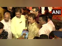 
      
      Sunil Gavaskar offers prayers at Lalbaugcha Raja
      
      