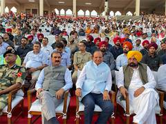 
      
      Himachal CM Sukhu encourages soldiers at Attari-Wagah border 
      
      