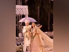 
      
      Parineeti Chopra, Raghav Chadha groove under umbrella
      
      