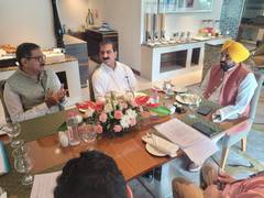
      
      Himachal CM meets Punjab counterpart Bhagwant Mann in Amritsar
      
      