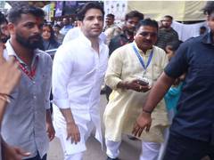 
      
      Tusshar Kapoor visits Lalbaugcha Raja
      
      