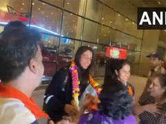 
      
      Smriti Mandhana receives warm welcome at Mumbai airport
      
      