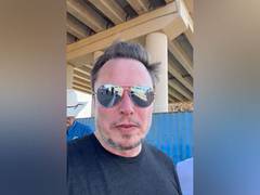 
      
      Elon Musk livestreams from Texas border situation of migrants
      
      