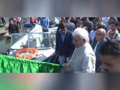 
      
      J-K LG Manoj Sinha flags off Dal Lake cleaning drive 
      
      