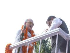 
      
      Pushkar Dhami pays homage to Mahatma Gandhi 
      
      