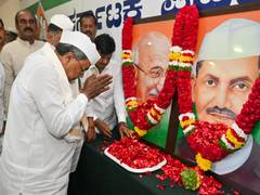 
      
      Karnataka CM Siddaramaiah pays tribute to Mahatma Gandhi, Shastri
      
      