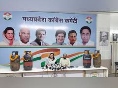 
      
      Congress protests LPG price hike with symbolic cylinder tribute
      
      