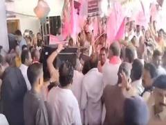 
      
      Scuffle broke out between BRS and BJP workers in Telangana
      
      