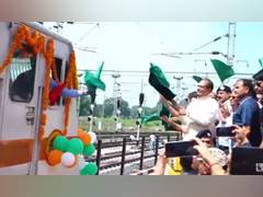 
      
      MP CM Chouhan flags off Shahdol-Nagpur Express train
      
      