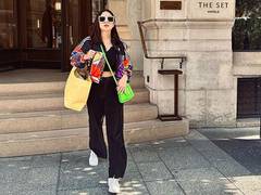 
      
      Sara carries “too many bags” as she goes on a trip to London
      
      