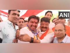 
      
      Congress MLA Sanjay Shukla touches Kailash Vijayvargiya's feet
      
      