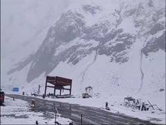 
      
      J-K: Fresh snowfall briefly halts traffic on Sonamarg-Zojila road
      
      