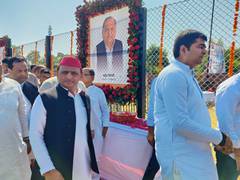 
      
      Akhilesh Yadav pays tribute to former UP CM Mulayam Singh Yadav
      
      