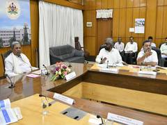 
      
      K'nataka CM asks officials to form Single Window system
      
      