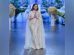 
      
      Newlywed Parineeti flaunts sindoor at Lakme Fashion Week
      
      