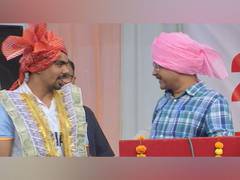
      
      Delhi: CM Kejriwal felicitates kabaddi player Pawan Sehrawat
      
      