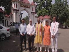 
      
      VHP delegation meets Jharkhand Governor on Hindu Temple Act
      
      
