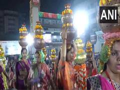 
      
      People dance to 'Garba' tunes in Surat on second day of Navratri 
      
      